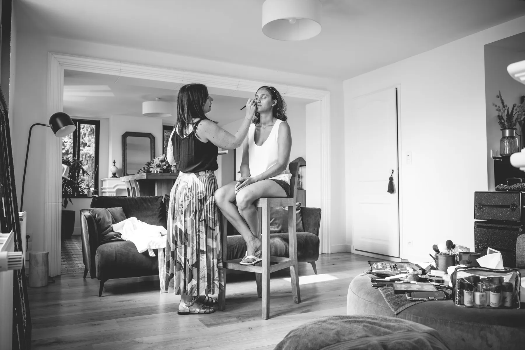 Gros plan sur le maquillage des lèvres d'une mariée