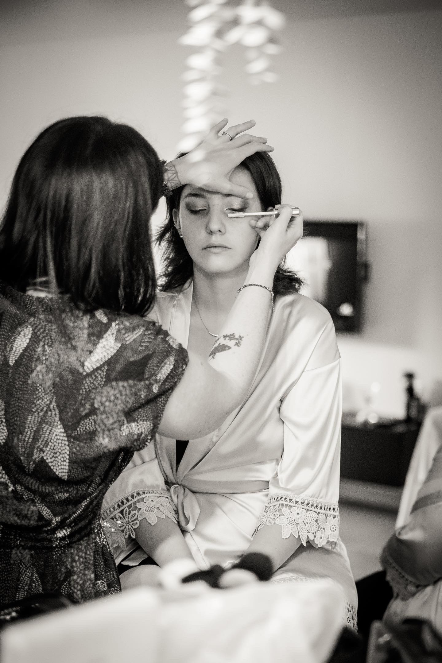 Kelly Clément appliquant le maquillage des yeux d'une mariée