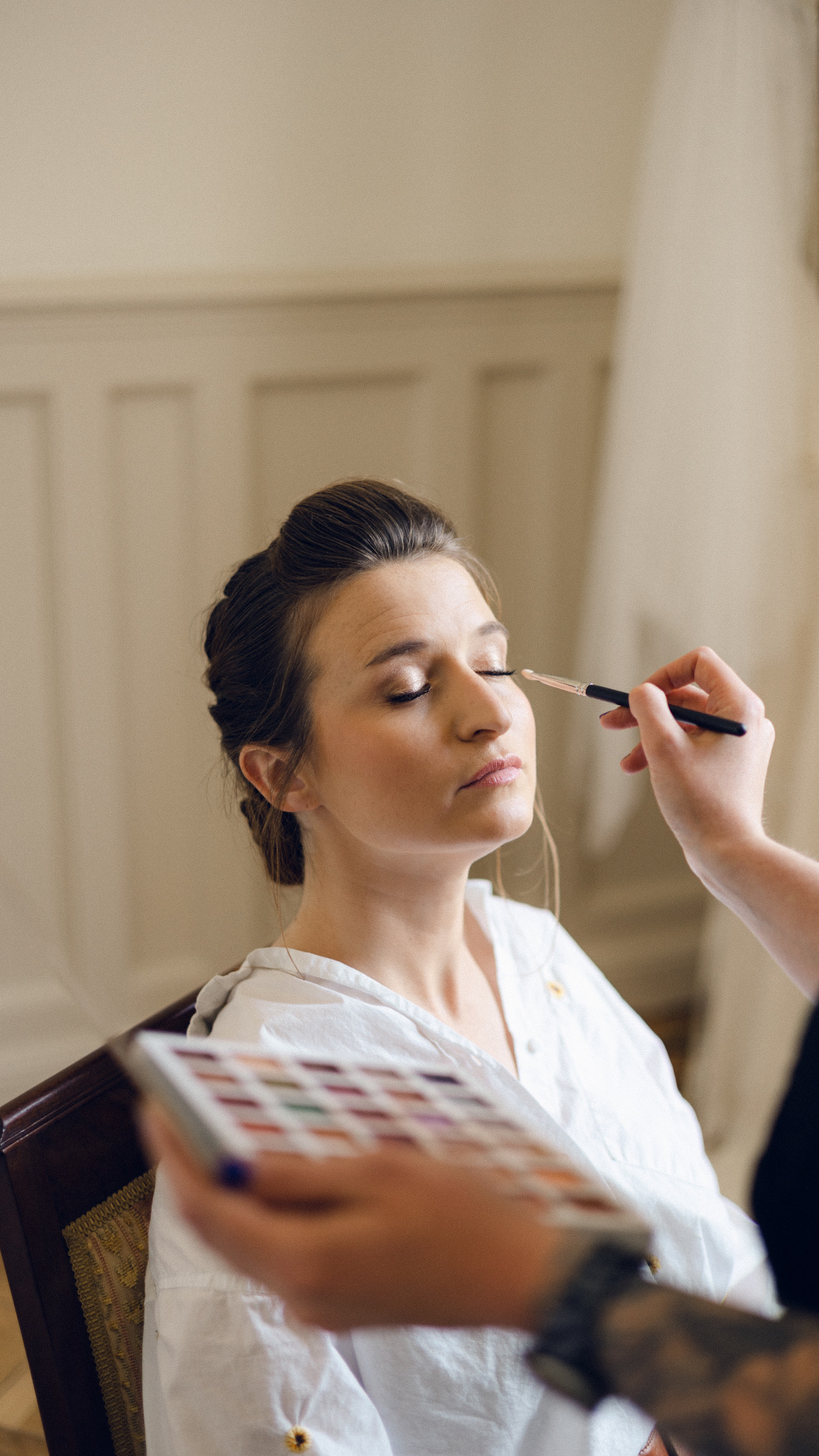 Kelly Clément en plein maquillage de mariée